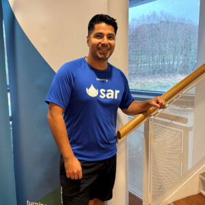 Blå sportstrøye med SAR logo herre